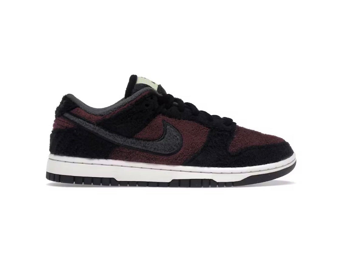 Nike Dunk Low SE 'Fleece - Burgundy Crush' (W)